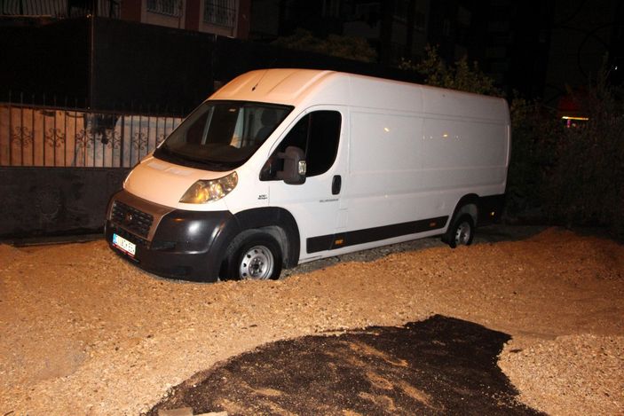 Adana'da su borusunun patlamasıyla yol çöktü