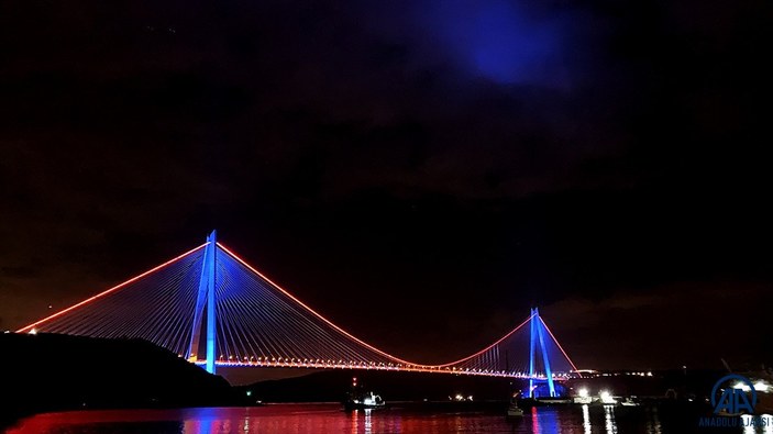 İstanbul'da köprüler DMD hastalığı farkındalığı için ışıklandırıldı