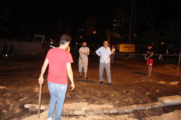 Adana'da su borusunun patlamasıyla yol çöktü