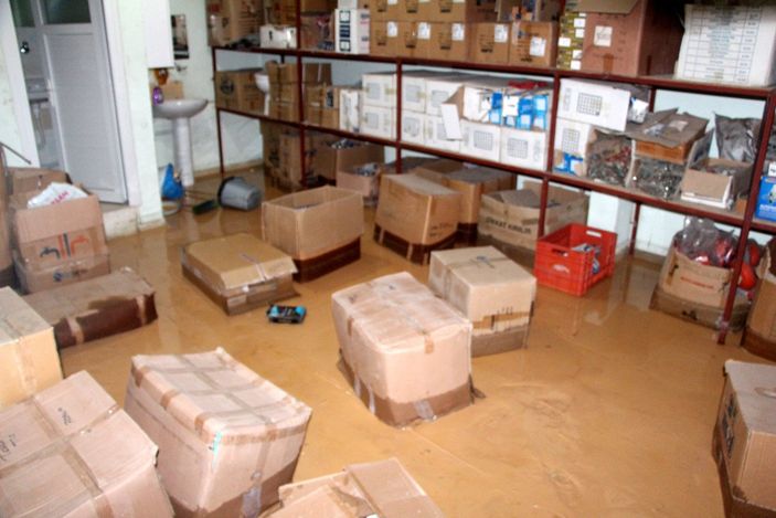 Adana'da su borusunun patlamasıyla yol çöktü