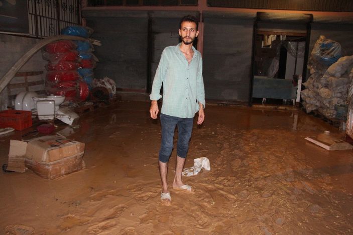 Adana'da su borusunun patlamasıyla yol çöktü