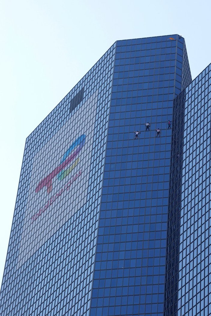 Alain Robert, Paris'te gökdelene tırmandı