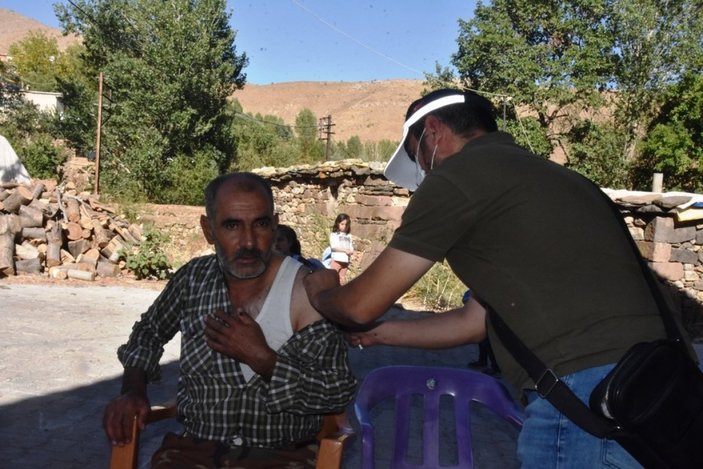Bitlis'te kadın sağlıkçı, camiden aşı anonsu yaptı