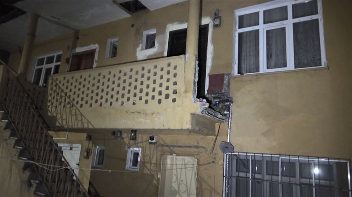 Karabük’te yaslandıkları balkonun duvarı yıkıldı