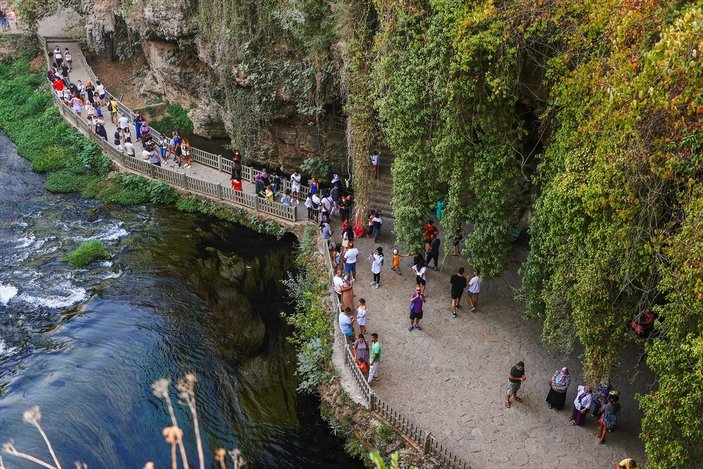 Antalya'daki Düden Şelalesi, her yıl binlerce yabancı turist ağırlıyor