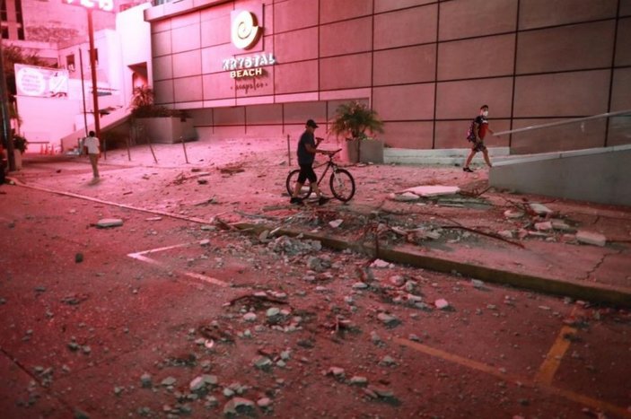 Meksika'da 7.1 büyüklüğünde deprem: Mavi ışıklar görüldü
