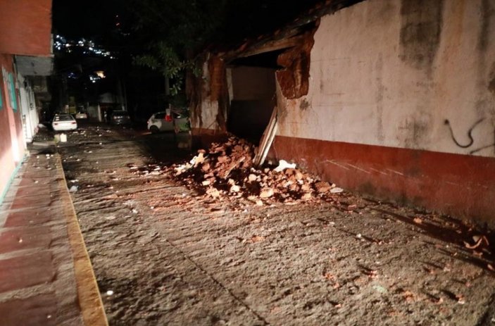 Meksika'da 7.1 büyüklüğünde deprem: Mavi ışıklar görüldü
