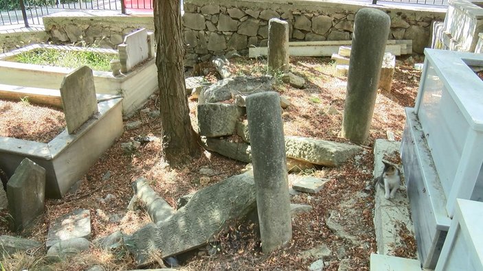 Sarıyer’de, tarihi mezarlıklar bakımsızlıktan harabeye döndü