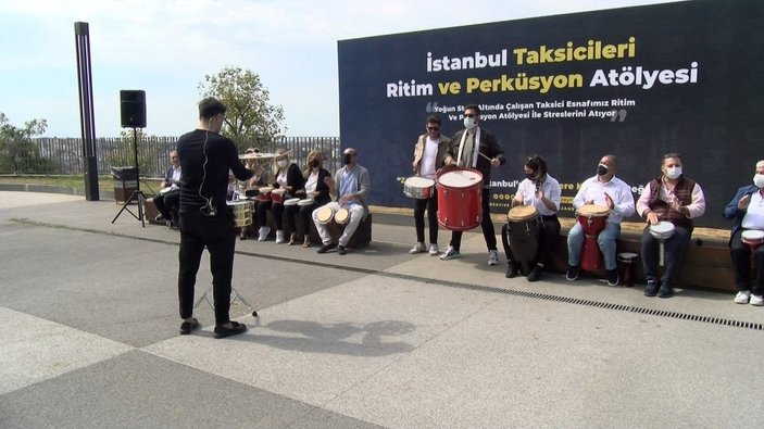 İstanbul'da taksiciler enstrüman çalarak rahatladı