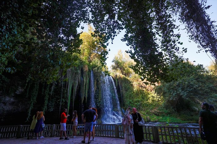 Antalya'daki Düden Şelalesi, her yıl binlerce yabancı turist ağırlıyor