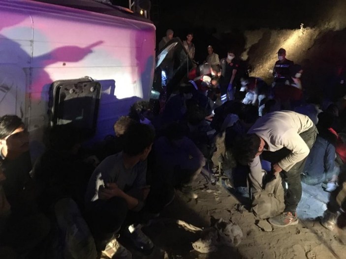 Van'da kaçak göçmenleri taşıyan minibüs devrildi: 9 yaralı