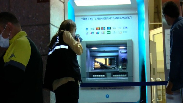 Pendik’te, banka çalışanlarını tehdit edip ATM’leri parçaladı