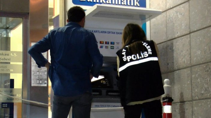 Pendik’te, banka çalışanlarını tehdit edip ATM’leri parçaladı