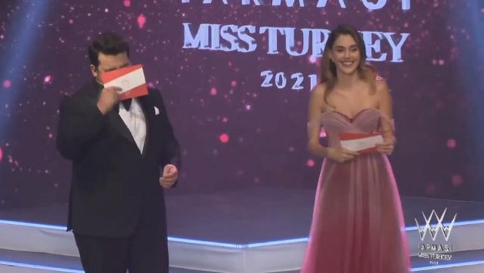 Miss Turkey gecesine Berfu Yenenler'in gafı damga vurdu! Eşine söylediği o söz herkesi güldürdü