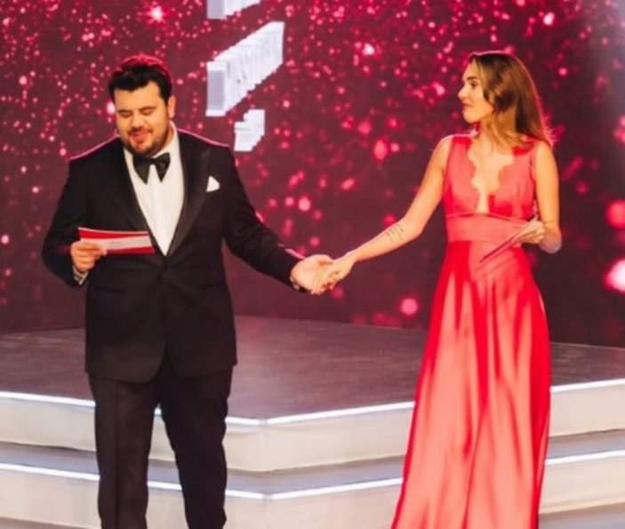 Miss Turkey gecesine Berfu Yenenler'in gafı damga vurdu! Eşine söylediği o söz herkesi güldürdü