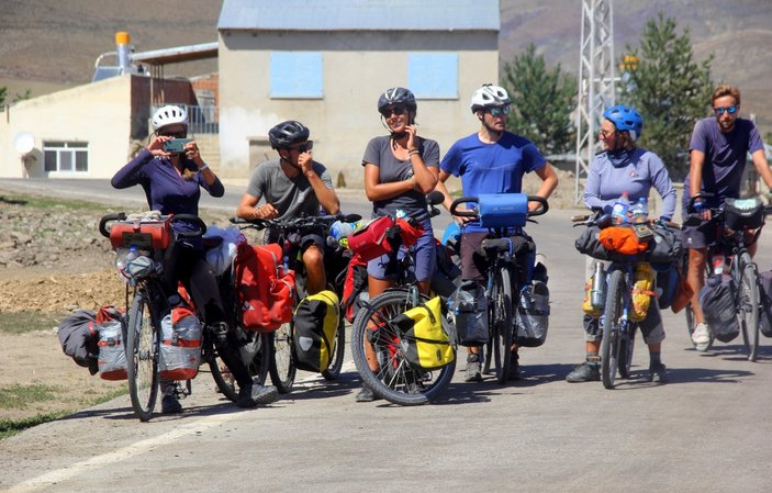 Fransa'dan dünya turuna çıkan bisikletli grup, Bayburt'a gitti