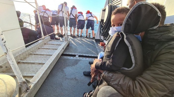 Aydın'da lastik bottaki 30 göçmene yardım eli