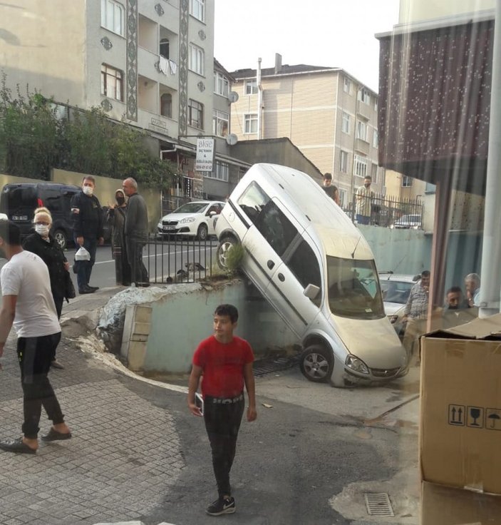 Ataşehir’de el freni boşalan araç kamerada