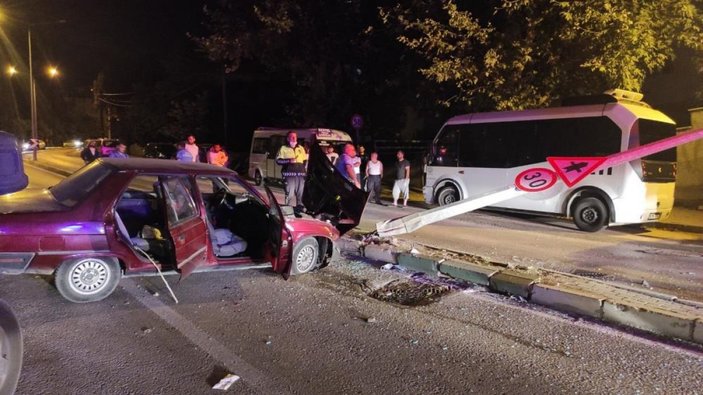 Bursa’da süratli giden otomobil kaza yaptı: Araçtan içki şişeleri çıktı