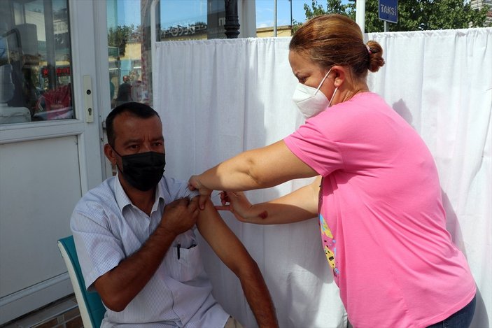 Edirne’de, Ulus Pazarı girişinde aşı noktası kuruldu