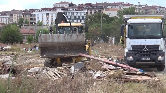 Sultangazi’de kamu arazine yapılan barakalar yıkıldı