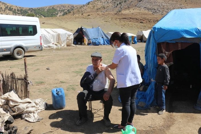 Bitlis'te aşı timleri çadırlarda yaşayan göçerlere ulaştı