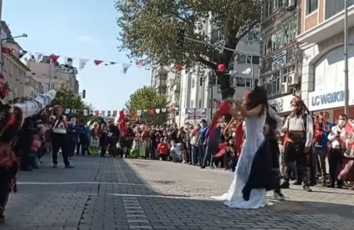 CHP'li Edremit Belediyesi'nin töreninde Türk kadını çarşaf giydirilip zincire vuruldu
