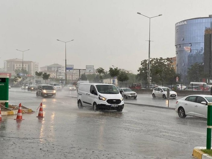 İstanbul’da sabah saatlerinde başlayan sağanak yağış, hayatı olumsuz etkiledi