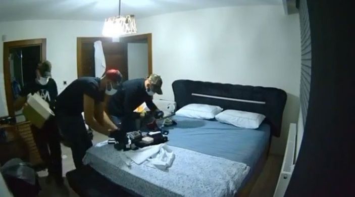 Bursa'da eve giren hırsızlar bebek kamerasına yakalandı