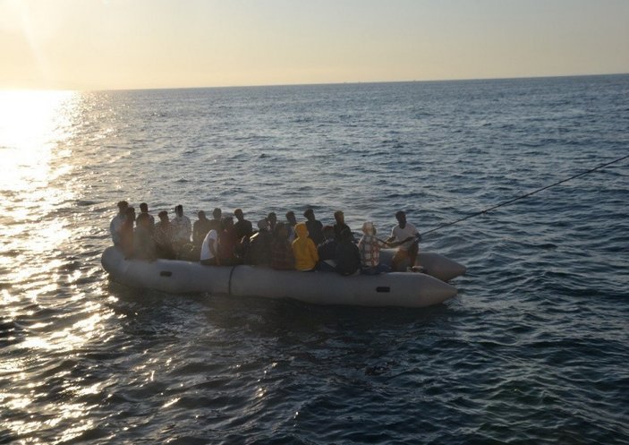 Aydın’da, lastik botla sürüklenen 27 kaçak göçmen kurtarıldı