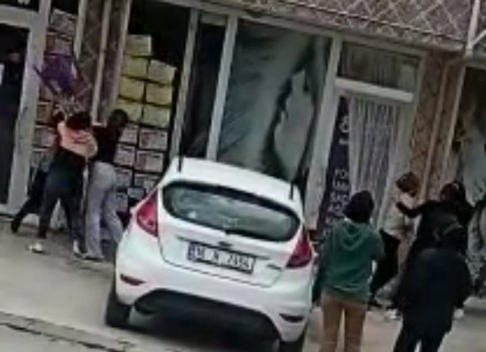Bursa’da kadınların kavgası kamerada