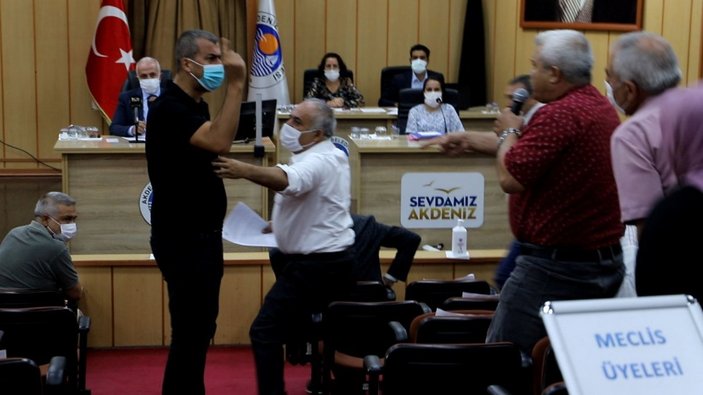Mersin'de belediye meclisinde 'heval' gerginliği