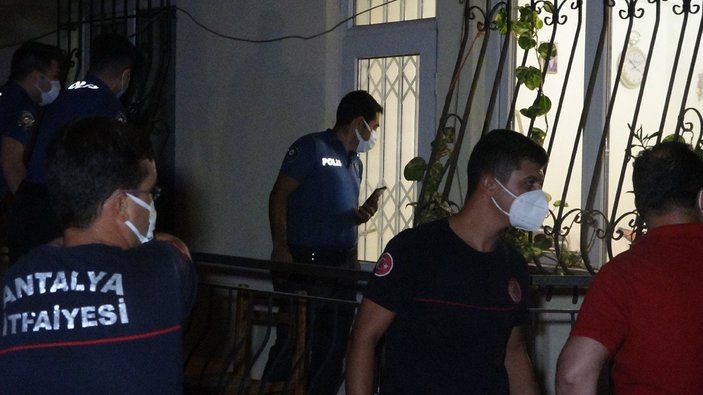 Antalya'da evin salonunda ölü bulundu