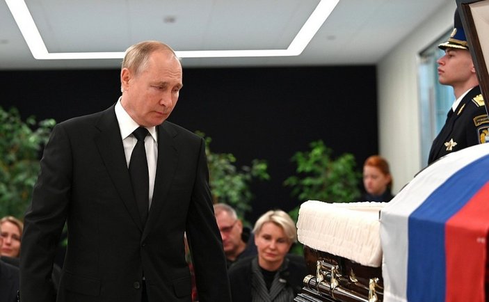 Vladimir Putin, hayatını kaybeden bakanın ardından gözyaşı döktü