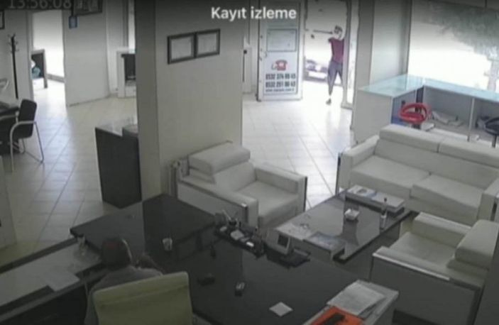 Elazığ’da, iş yerine silahlı saldırı kamerada