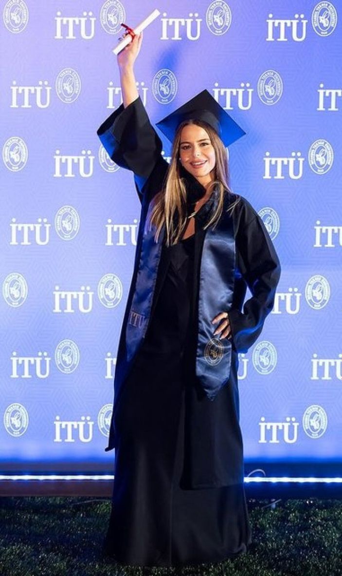 Simge Sağın mezun oldu