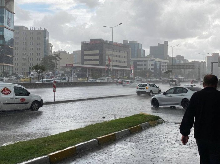 İstanbul’da sabah saatlerinde başlayan sağanak yağış, hayatı olumsuz etkiledi