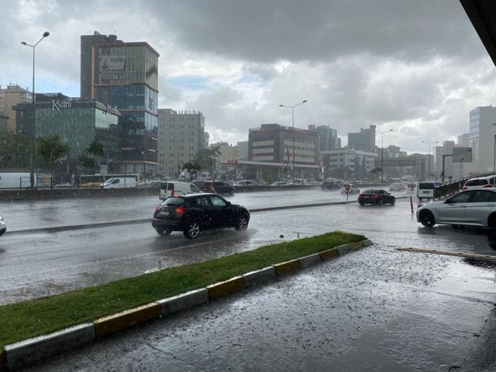 İstanbul’da sabah saatlerinde başlayan sağanak yağış, hayatı olumsuz etkiledi