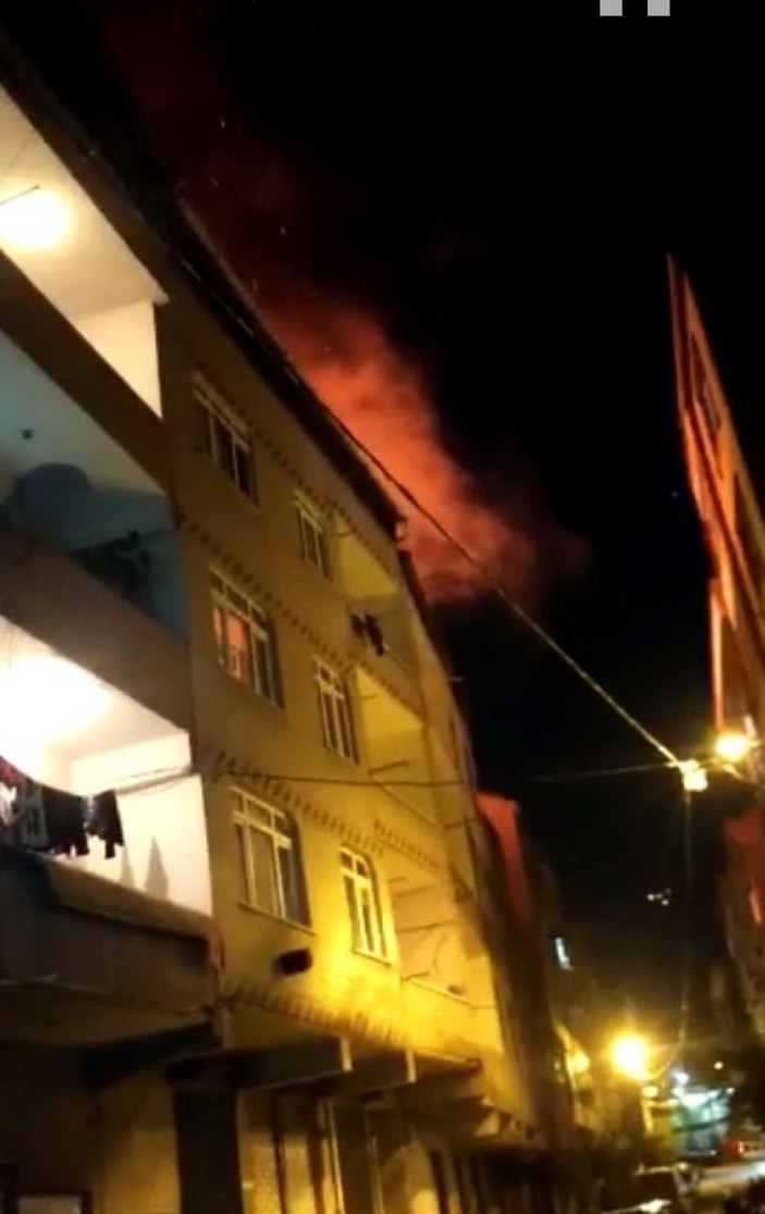 İstanbul'da tinerciler binanın çatısını yaktı