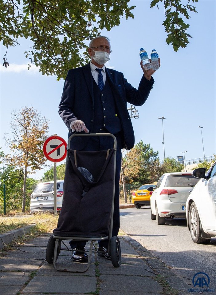 İstanbul'da 50 yıldır kravatını çıkarmayan su satıcısı