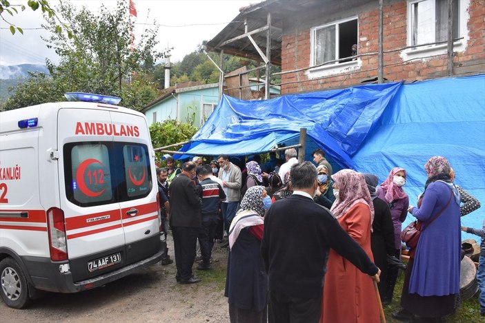 Bartın'da cenaze evinin balkonunda çökme meydana geldi
