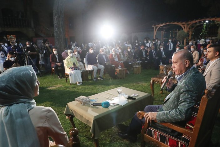 Cumhurbaşkanı Erdoğan şiir gecesinde gençlerle buluştu