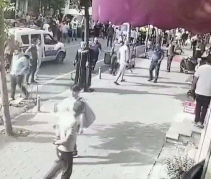 Fatih’te alkollü şahıslar ile esnaf arasındaki kavga kamerada