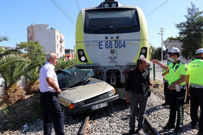 Manisa’da hemzemin geçitte tren otomobile çarptı