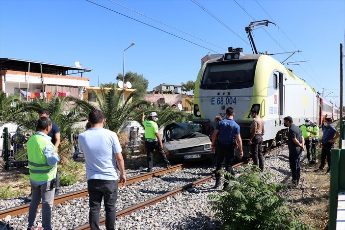 Manisa’da hemzemin geçitte tren otomobile çarptı