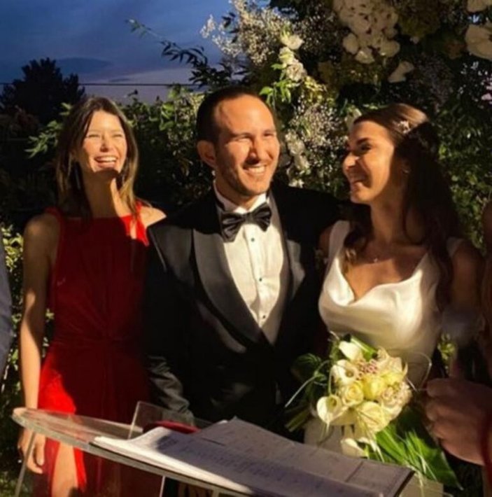 Beren Saat'in ilk aşkı Efe Güray'ın kardeşi evlendi! Düğünde Kenan Doğulu sahneden inmedi