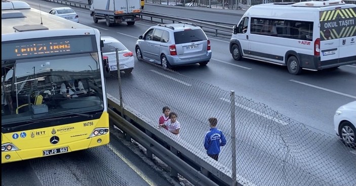 Küçükçekmece’de çocukların trafik ortasındaki tehlikeli oyunu