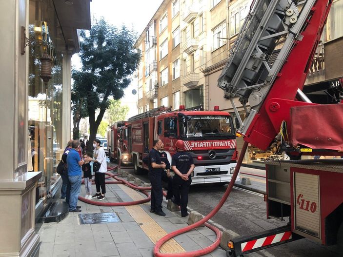 Pendik'te 5 katlı binada çatı yangını