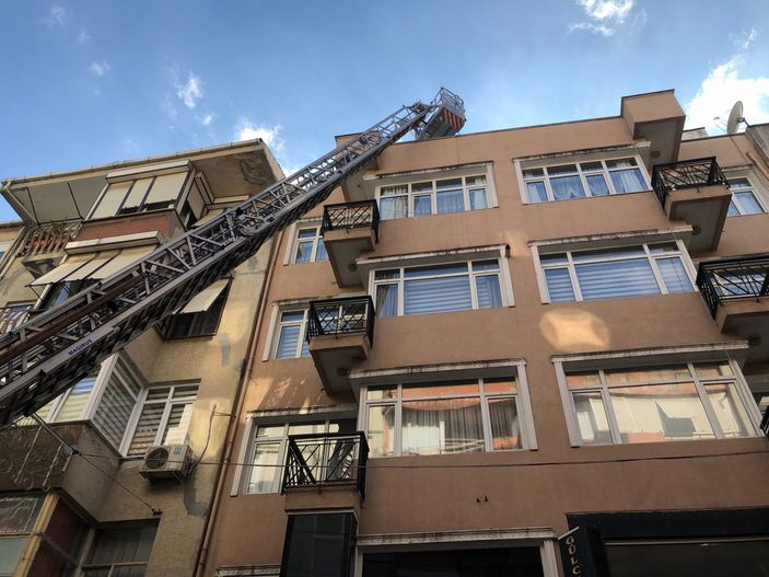 Pendik'te 5 katlı binada çatı yangını