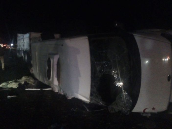 Şanlıurfa'da tarım işçilerini taşıyan minibüs devrildi